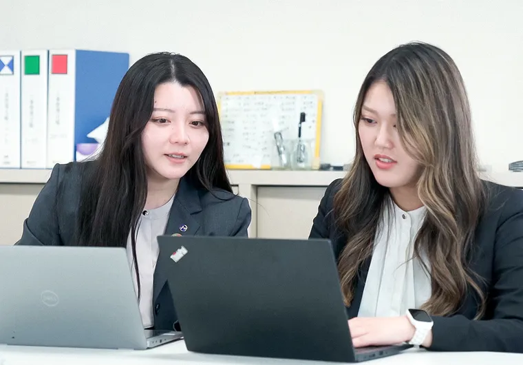 写真:OJT制度(職場内実地指導)